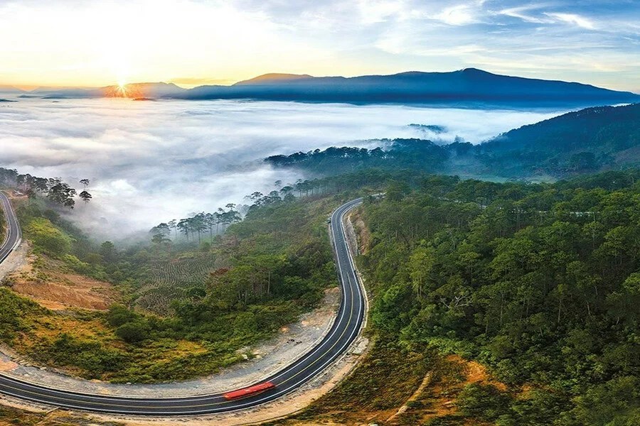 Đèo Ngoạn Mục Đơn Dương — biển mây bình minh nhìn từ đỉnh đèo