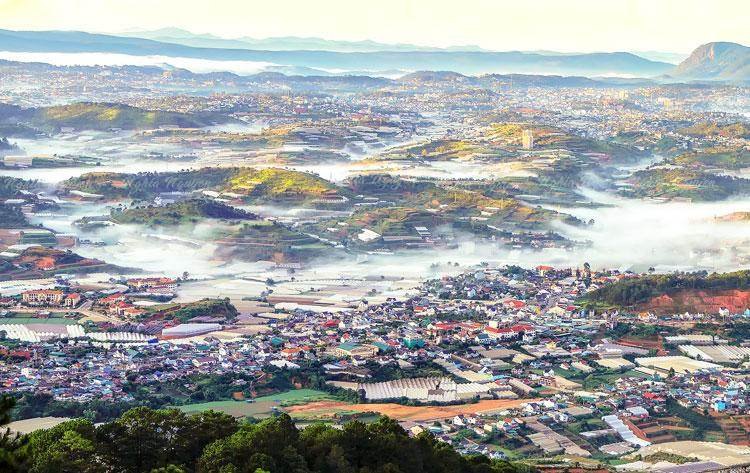 Đơn Dương sương sớm aerial — thị trấn + nhà kính nông nghiệp + đồi xanh